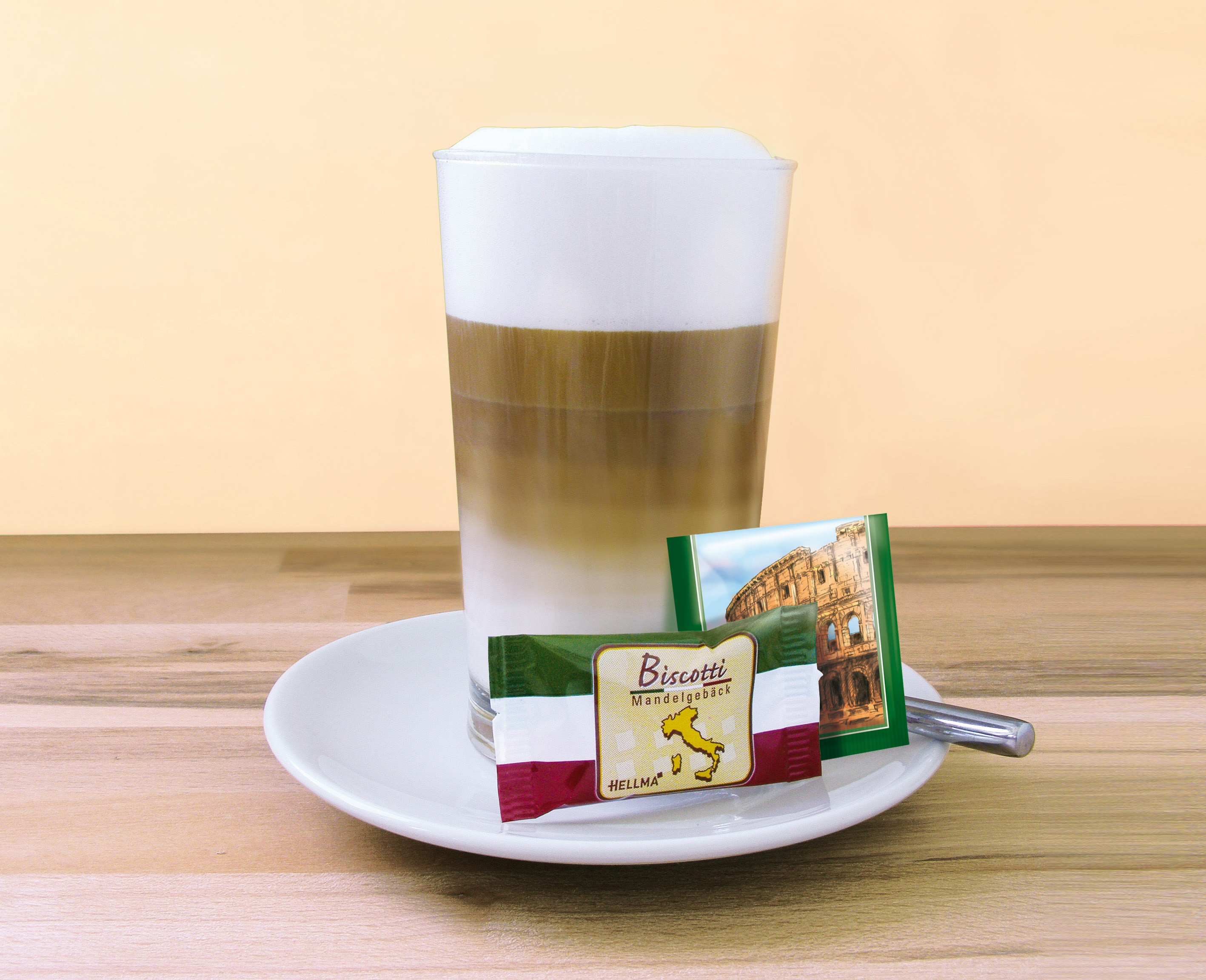 Biscotti mit Latte Macchiato – Portionsgebäck auf einem Teller