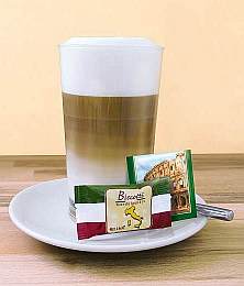 Biscotti mit Latte Macchiato – Portionsgebäck auf einem Teller